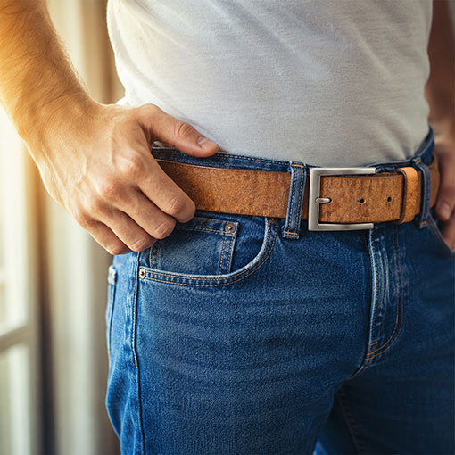 Herrenk�rper Ausschnitt mit braunem G�rtel auf Jeans